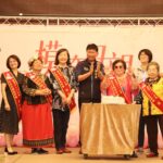 ▲臺東市公所選在母親節前，舉辦『臺東市113年模範母親表揚大會』表揚活動，包括縣長饒慶鈴、副議長林琮翰和市民代表、里長…，都到場共襄盛舉。由5位縣表揚的模範母親代表上臺，與市長陳銘風及貴賓共同切下母親節蛋糕，左二為最高齡92歲的東海龍門天聖宮宮主嬤蘇片女士。(圖/東海龍門天聖宮 提供)